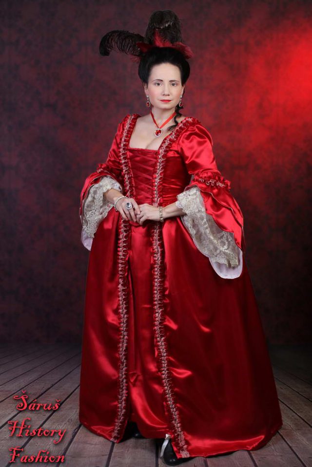 Červené saténové rokoko šaty