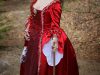 Červené saténové rokoko šaty