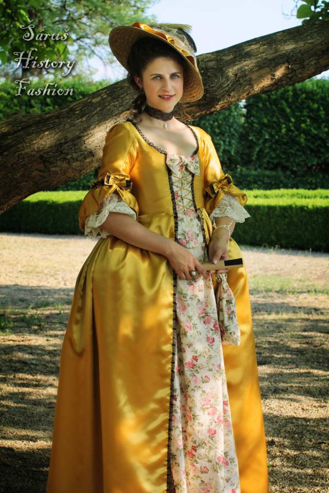 Zlaté saténové šaty &#8211; šaty č.5