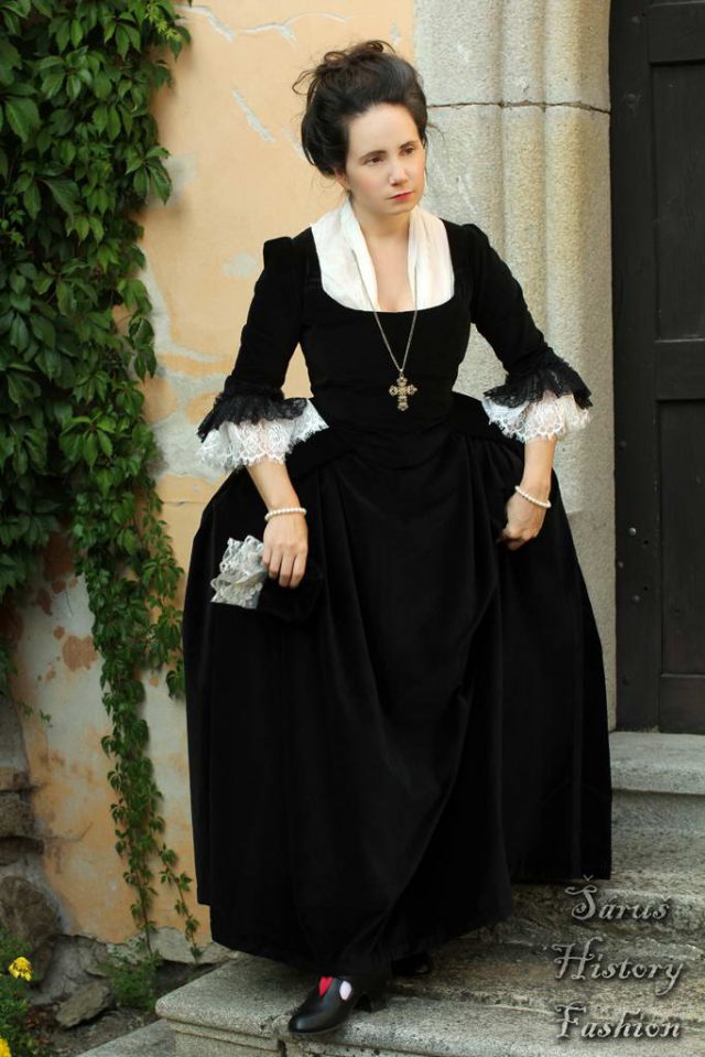 Černé sametové rokoko šaty &#8211; šaty č.11