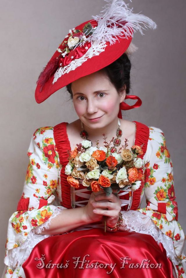 Květované rokoko šaty