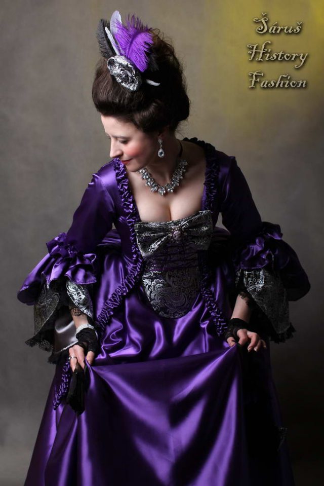 Tmavě fialové rokoko šaty