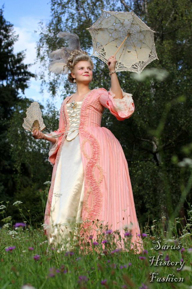 Růžové rokoko šaty s jemným proužkem
