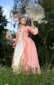 Růžové rokoko šaty s jemným proužkem